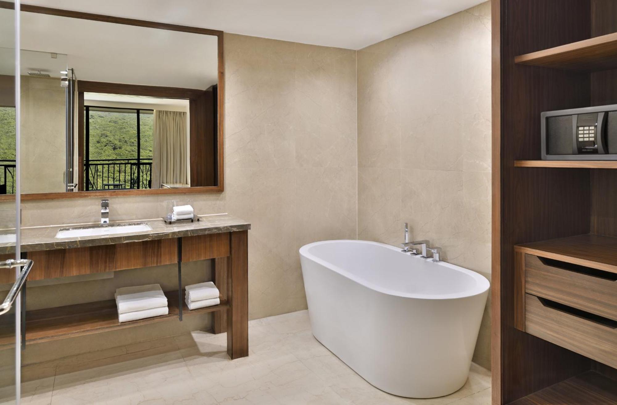 Courtyard By Marriott Mahabaleshwar Hotel Buitenkant foto