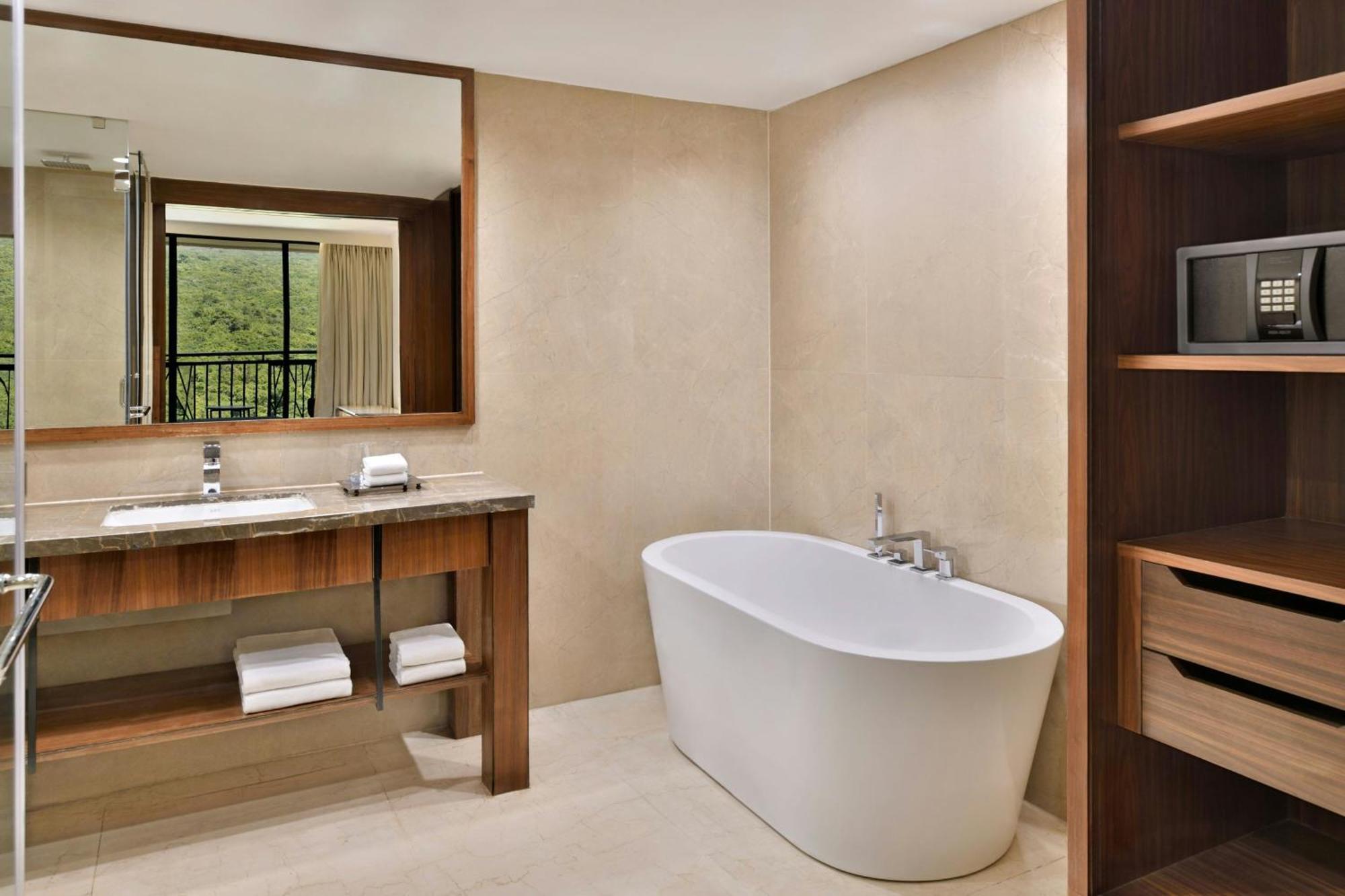 Courtyard By Marriott Mahabaleshwar Hotel Buitenkant foto