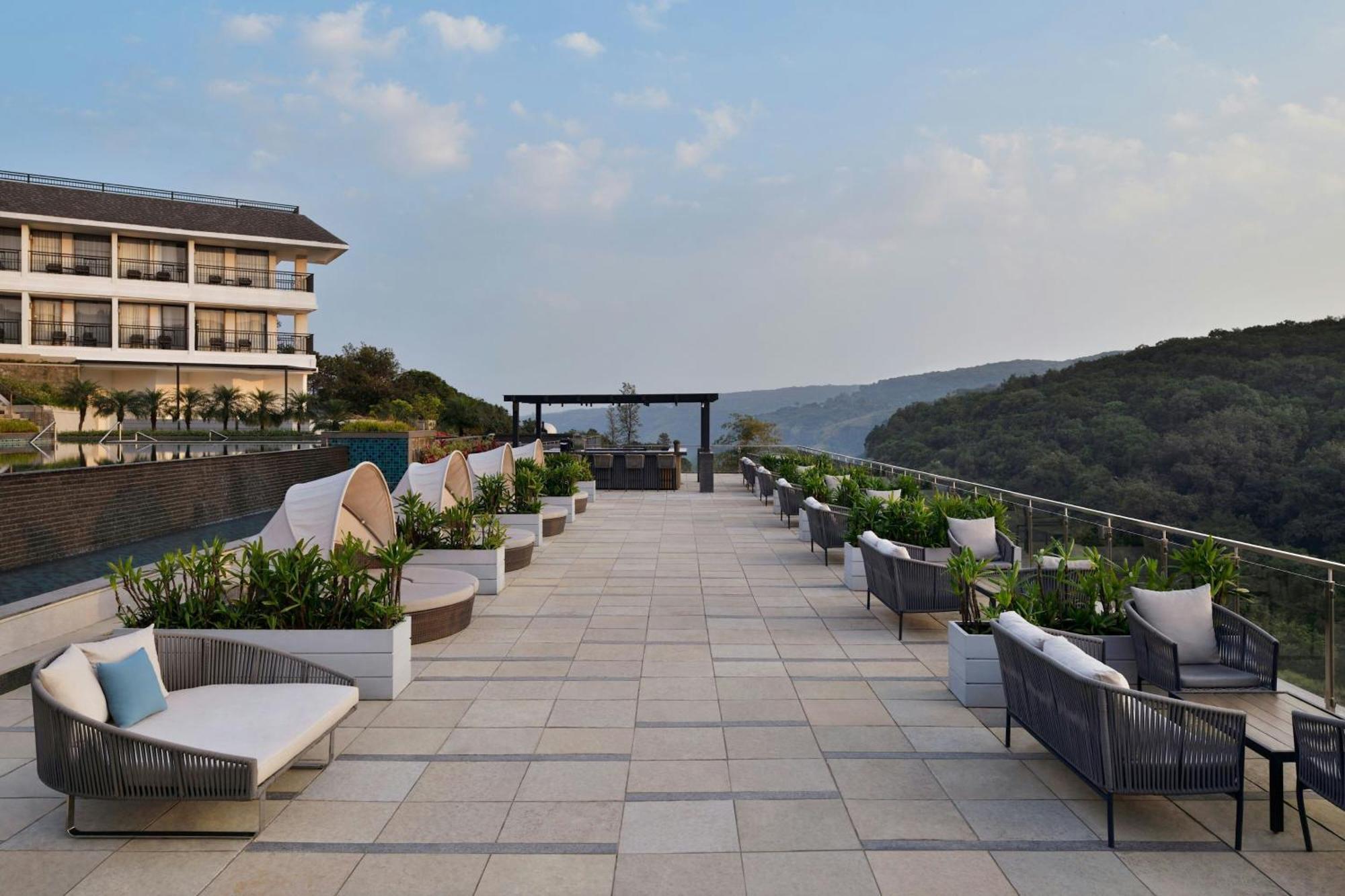 Courtyard By Marriott Mahabaleshwar Hotel Buitenkant foto